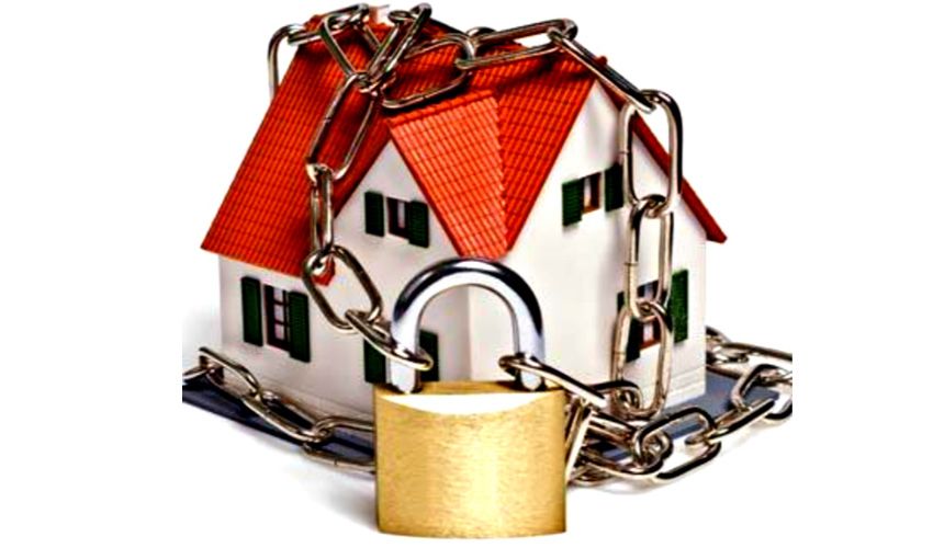 Woning beveiligen tegen inbraak in Geleen Huis met ketting en hangslot als symbool voor inbraakbeveiliging in Geleen